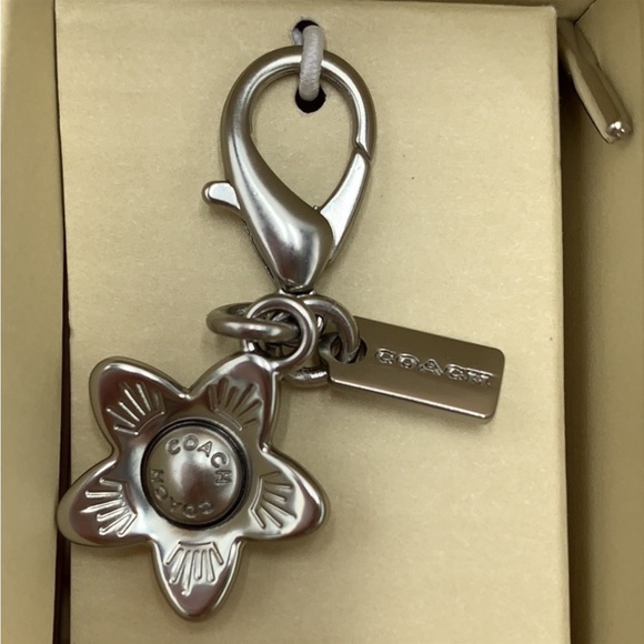 COACH Boxed Corner Zip Wristlet With Daisy Print - Picture 9 of 15